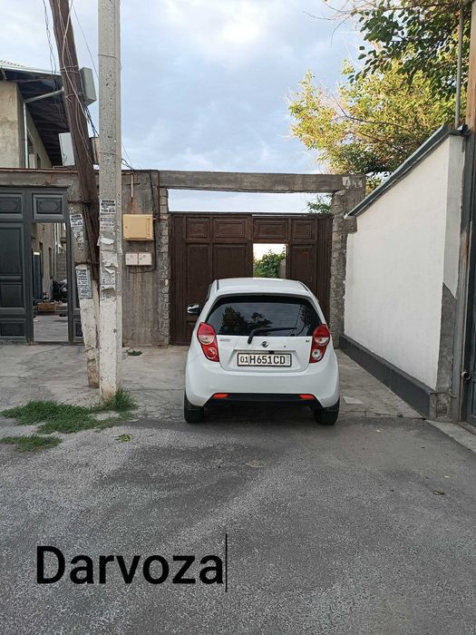 Qumariqda Katta hovli uy sotiladi 5 xona 2xol 3ta sanuzel.