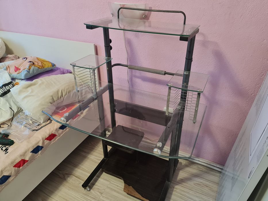 Стъклено бюро с надстройка за компютър