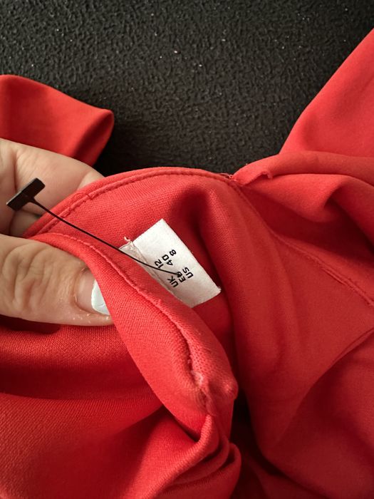 Salopetă roșie cu decolteu în V