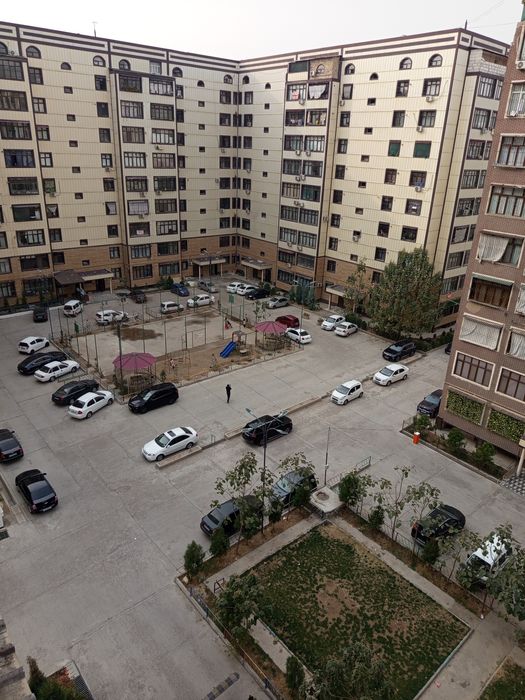 Sergeliy Quruvchilar daxasida  3 xonali 104 kv.m uy sotiladi. 12-METRO