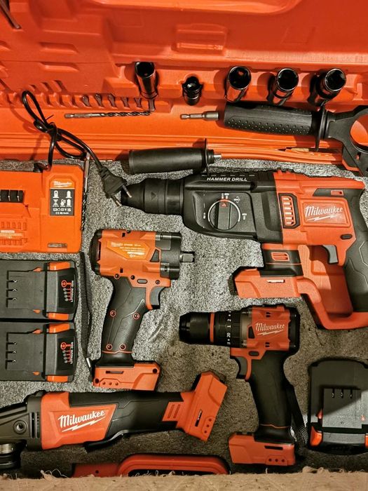 Продавам чисто нов комплект четири в едно с три батерии зарядно устрой