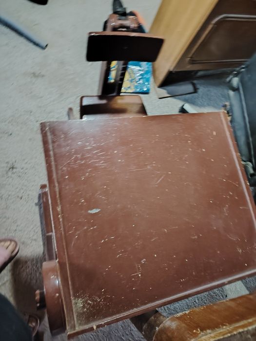 Vând masa și scaun pt copii ,pe o parte se scrie cu creta