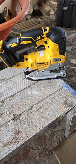 fierastrau pendular dewalt dcs334