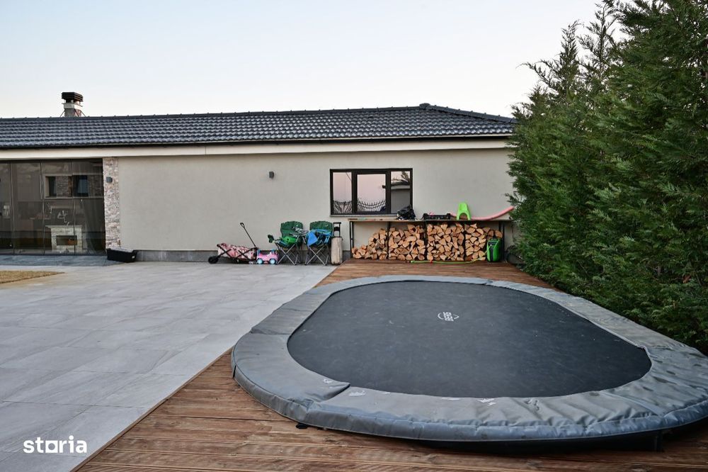 Vila de lux design deosebit, piscina, sistem fotovoltaic cu baterii.