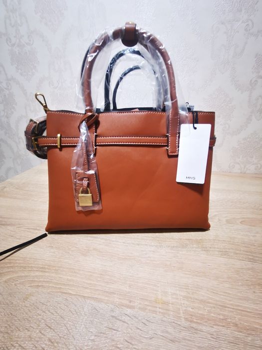 Poșete Mango, noi cu etichetă