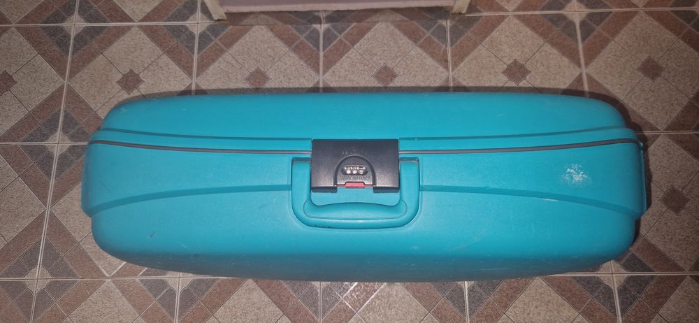 Продава се Голям Куфар Roncato-Размер 75/52 /22 см