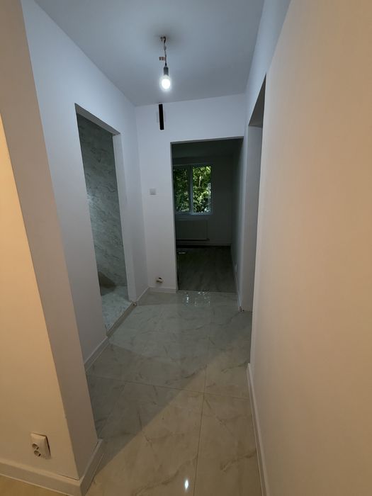 Apartament decomandat 3 camere .  Apartamentul are centrala de bloc ( centrala pe scara )