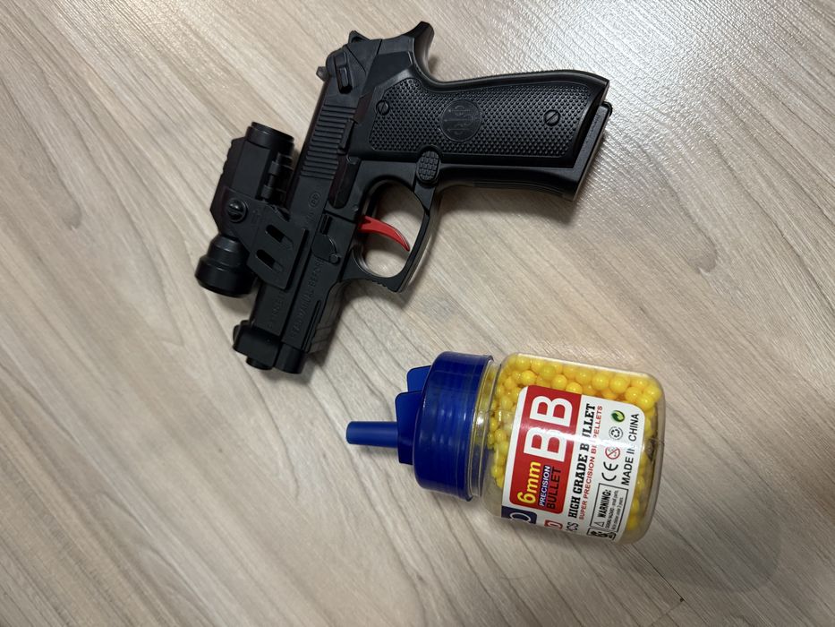Airsoft пистолет + 6mm BB сачми (оптика), много запазен — комплект