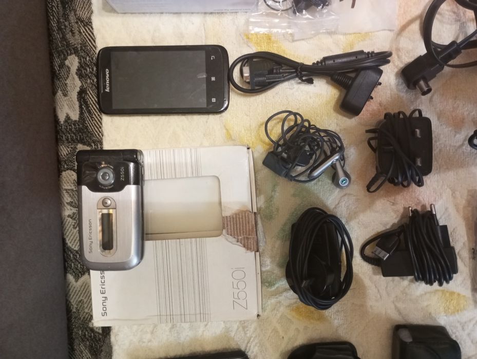 Телефоны и аксессуары к ним.