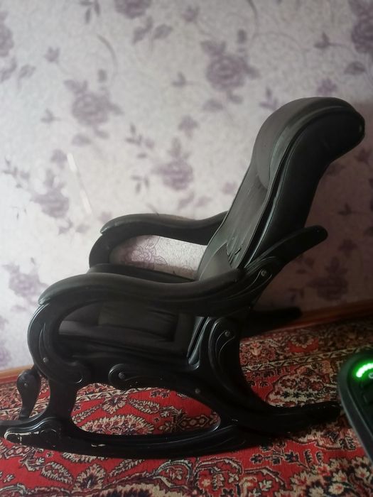 Продам кресло качалку