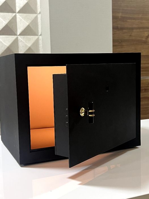 Металлический сейф для дома и офиса с электронным замком