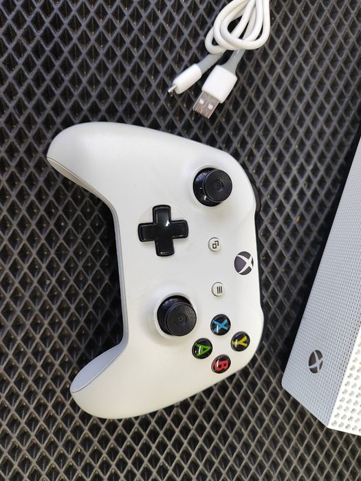 XBOX ONE S/геймпад оригинал/состояние хорошее/дисковод тихий.