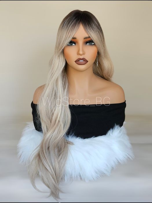 Пепеляво руса перука с бретон на леки вълни