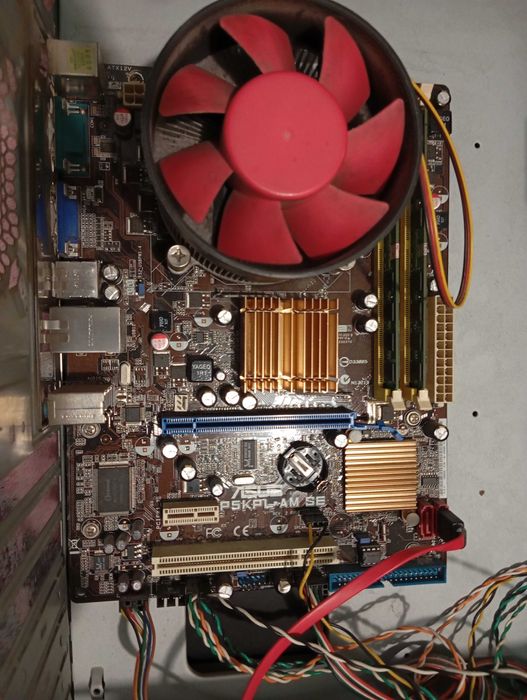 Продавам дъно с процесор и рам