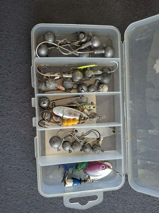 Vand naluci,spinnerbait,broasca,lingurita etc ca nou