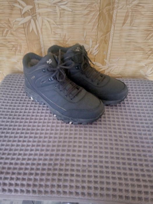 Продам зимние кроссовки