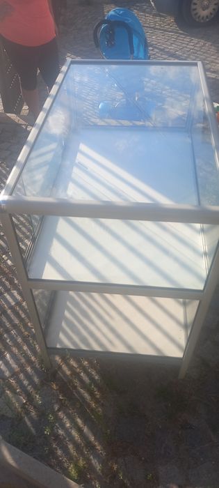 Продавам  охладителна витрина,светлина табела и др.неща.