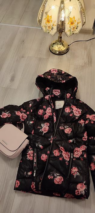 Gecuta Simplicity, deosebita, neagră cu trandafiri, guler înalt