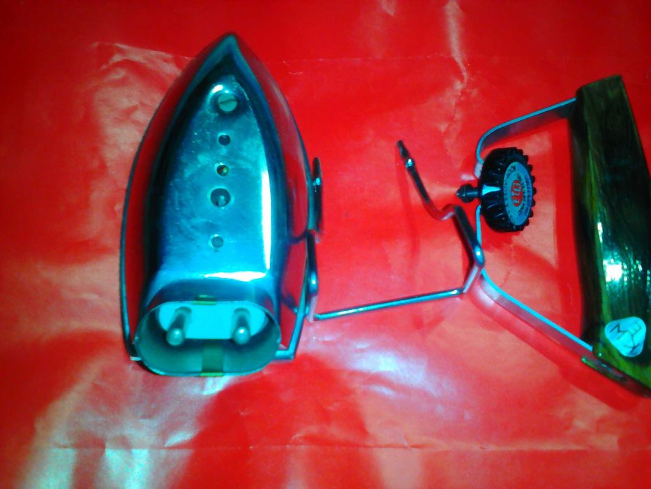 Малка електрическа ютия от 20-ти век