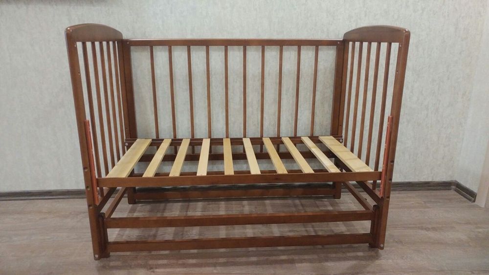 Кроватка детская с продольным качанием