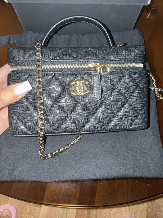 Продавам CHANEL 22 Hand Bag