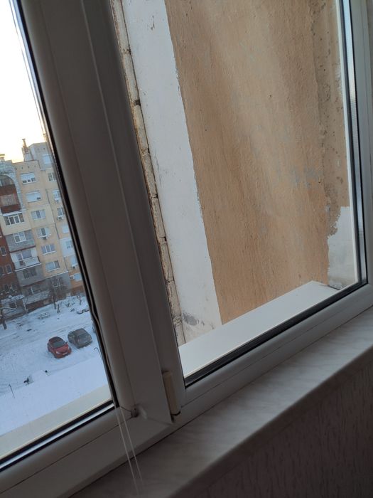 Продавам два ПВЦ прозореца заедно с щорите.
