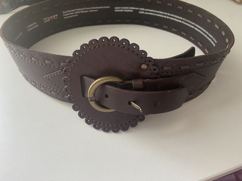 Тъмно кафяв кожен колан Esprit. Състав: 100 % телешка кожа.