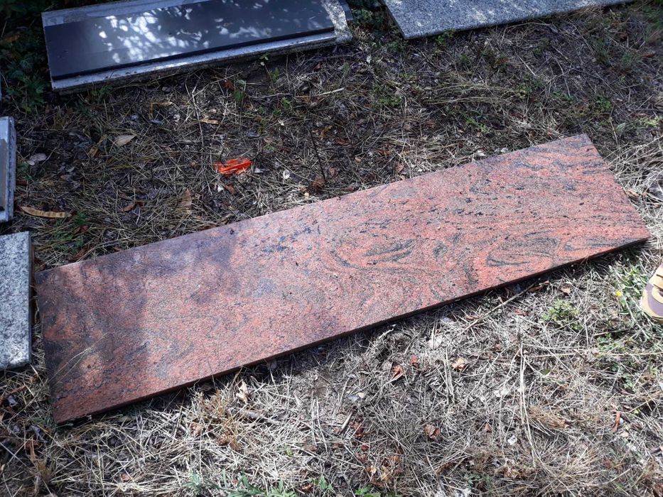 Продавам плот от червен гранит с размери 172см. х 40см