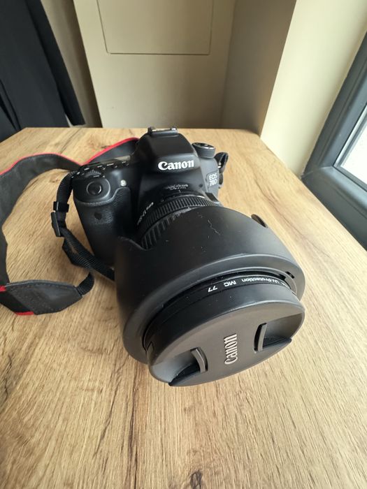 Canon EOS 70D + Canon EF-S 17-55mm f / 2.8 IS USM