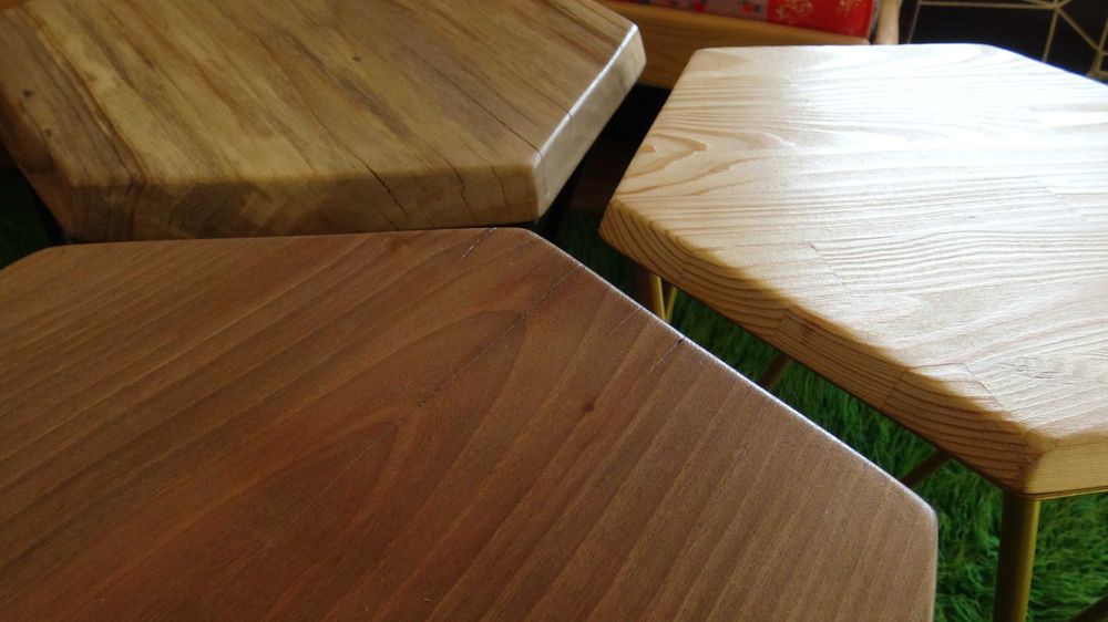 Ръчно изработена помощна маса – шестоъгълна, дърво и метал