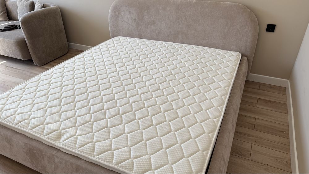 Продам кровать с матрасом, размер 200х180сс