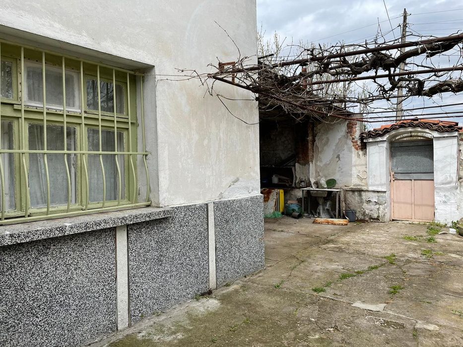 Двуетажна къща с таван и гараж в гр.Меричлери