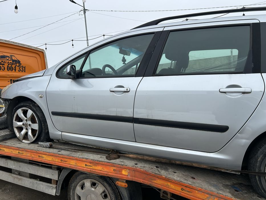 Dezmembrez Peugeot 307 sw 1.6 diesel cod motor 9 HY 80kw