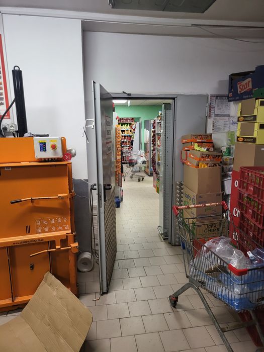 Vând spațiu comercial