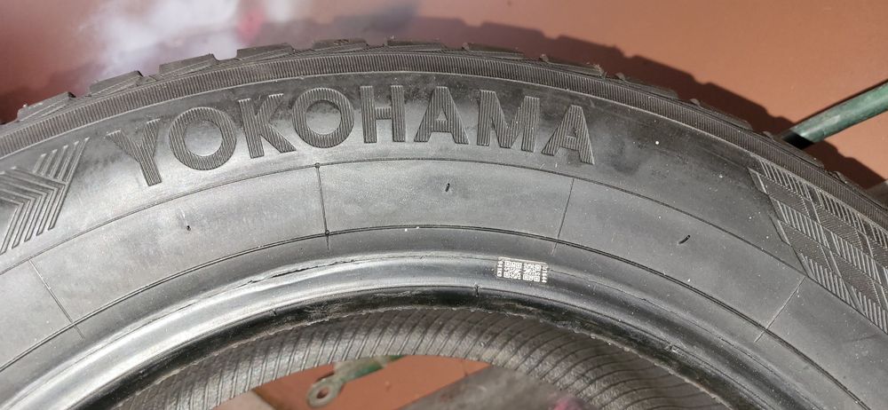 Vând 2 cauciucuri yokohama iarnă noi 185/60/15