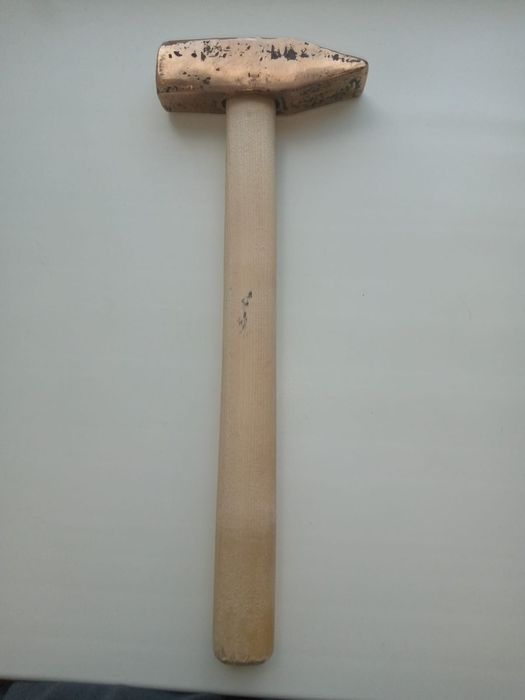 Молоток бронзовый.