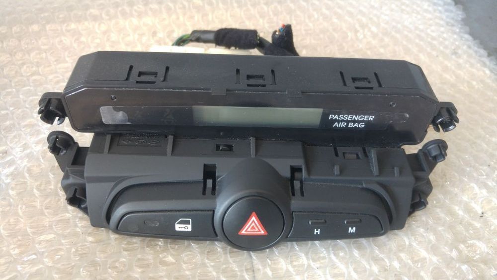 display cu butoane avarii si blocare usi  hyundai ix20 dupa 2011 94510-1k000