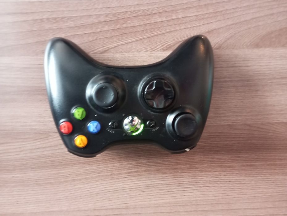 Продаю игровую консоль Xbox 360.
