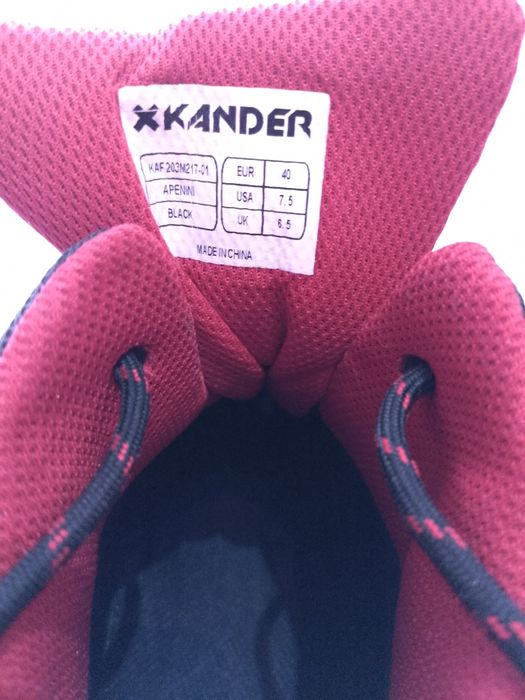 Bocanci negri cu roșu foarte confortabili mai ales prin zăpadă