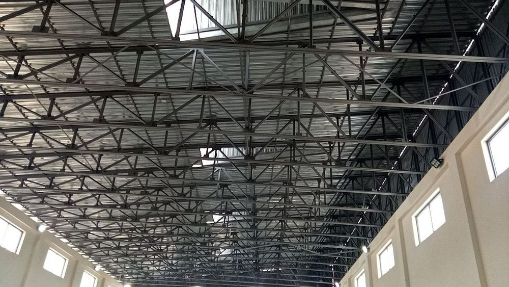 Metal kansktrutsiya va ferma tomlar