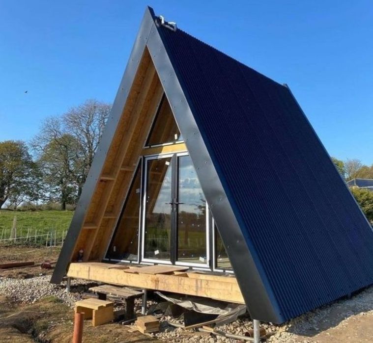 Case pe structura metalica îlvelit cu panou sendwichi