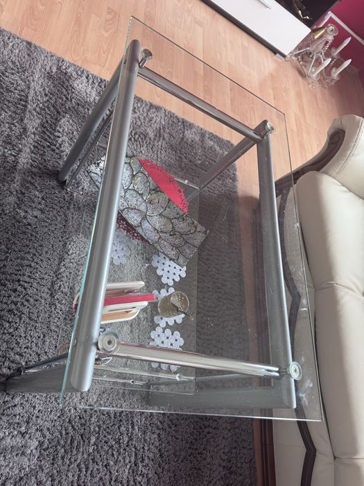 Masuta din sticla si rama metalica