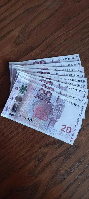 Продавам чисто нови, непрегъвани 50 броя юбилейни банкноти от 20 лева