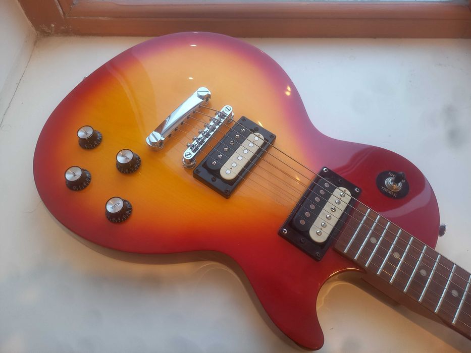 Электрогитара Epihone Les Paul Model
