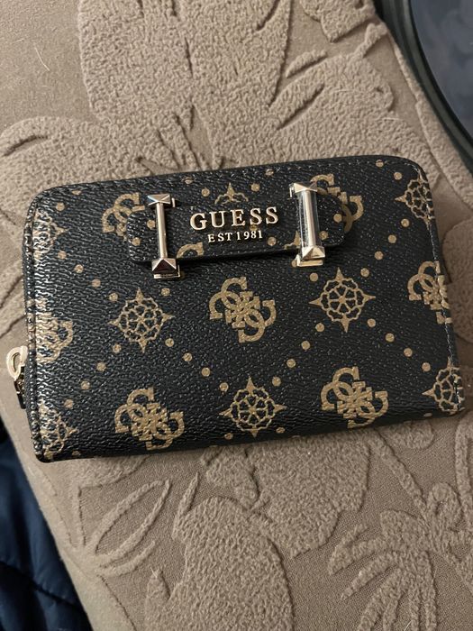 Чисто ново портмоне на GUESS