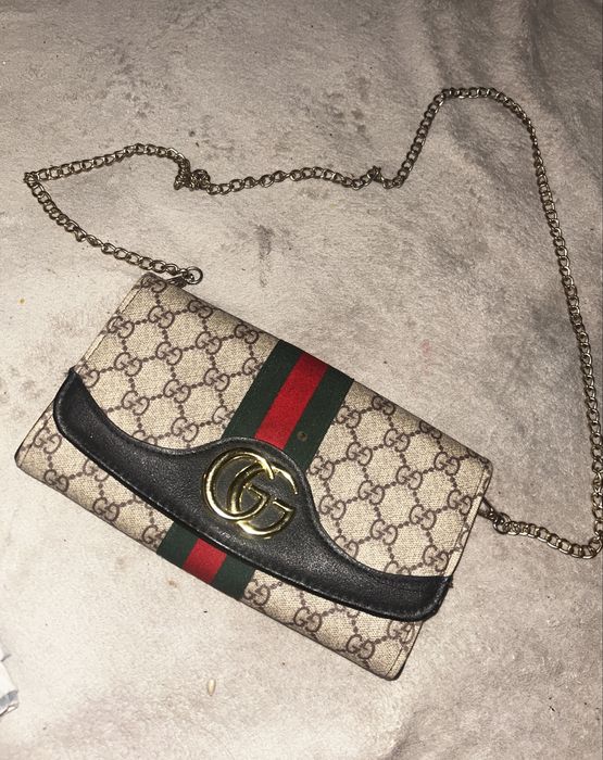 geanta gucci originala se prezinta intr-o stare excelenta, purtata o singura data