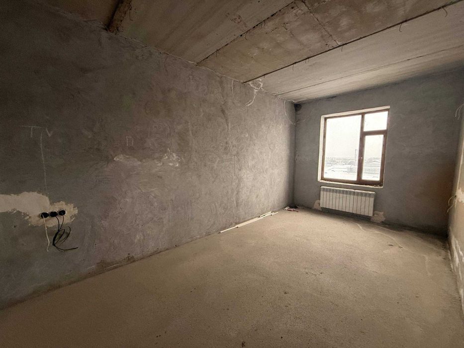 Продаётся 2х комнатная квартира в состоянии коробки в центре города