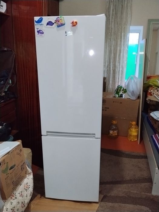Продам двухкамерный холодильник Beko