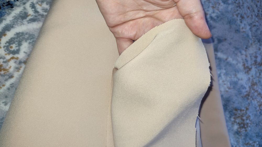 Юпка брюк костюмлар учун материал сотилади