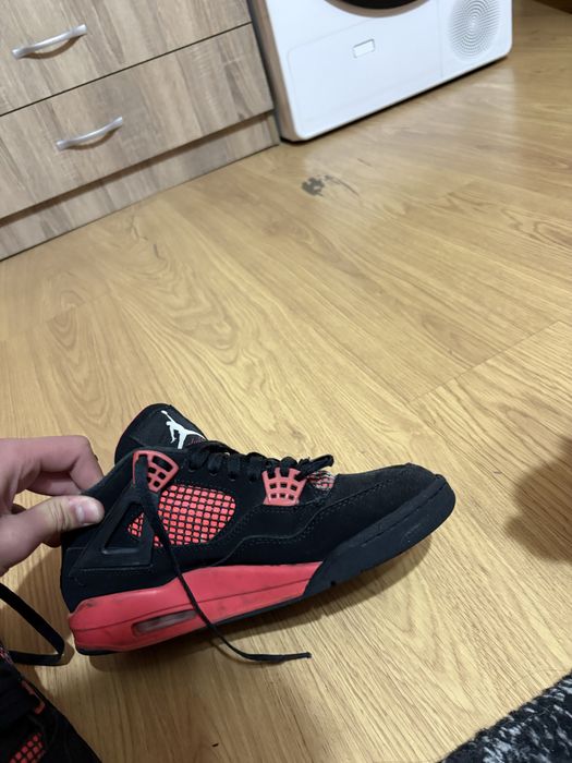 Продавам jordan 4
